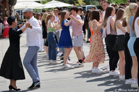 Kamnik danes v znamenju maturantske četvorke, v kateri je zaplesalo preko 200 maturantk in maturantov (87)